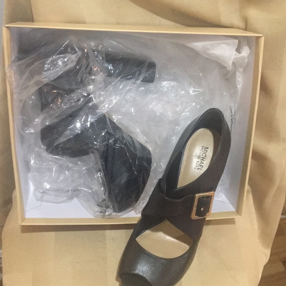 Shoes - Picture 4 of 4